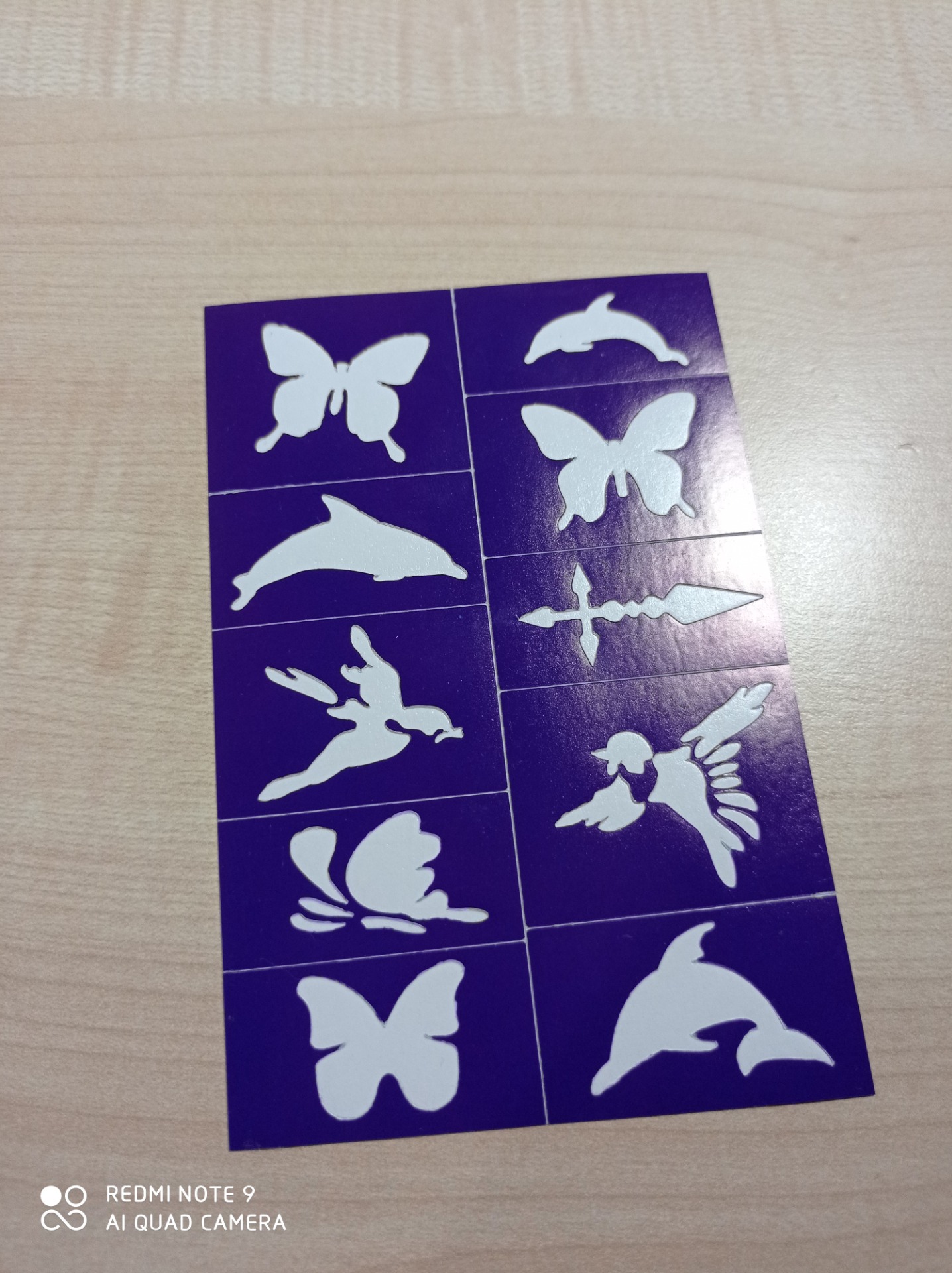 2 farfalle, 2 delfini, una spada medievale, un volatile, un immagine strana, un volatile, una farfalla, un delfino