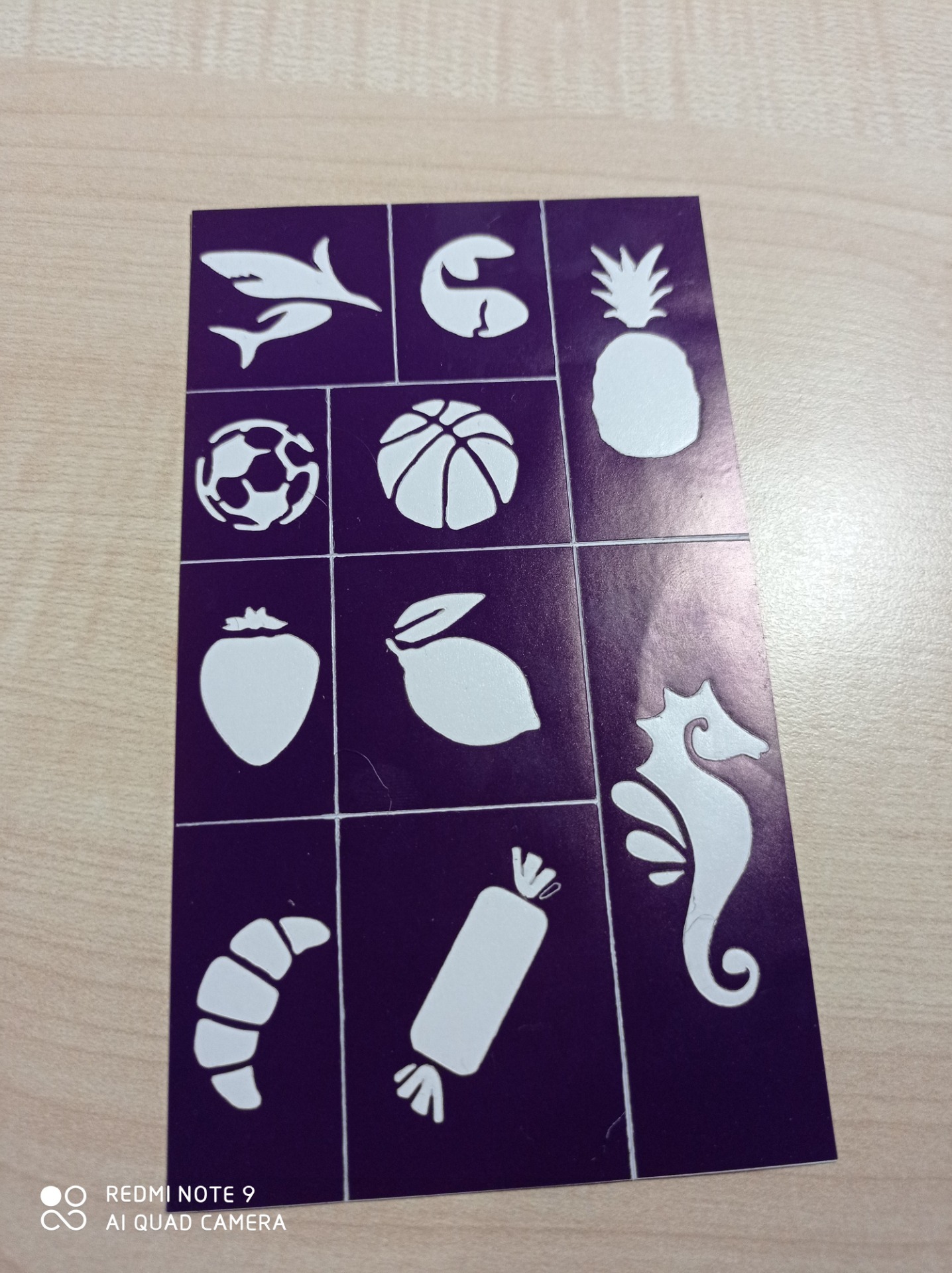 squali, squalo, ananas, palla da calcio, palla da basket, fragola, limone, croissant, caramella, cavalluccio marino